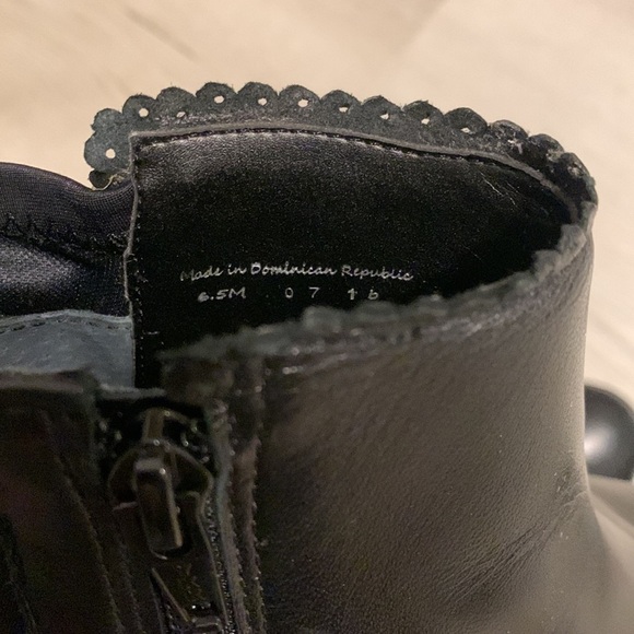 Jack Rogers "Bailey" Black Leather Side Zip‎ Scalloped Ankle Boots Size 6.5 M - Picture 10 of 10